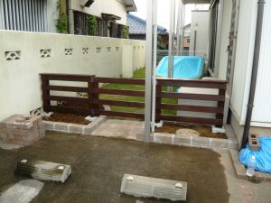 木製フェンスと門扉と花壇（第１回工事） （千葉市　I様邸）